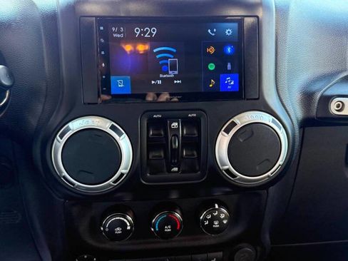 Used 2017 Jeep Wrangler Unlimited Rubicon w/ Cold Weather Group AWD/4WD image 18