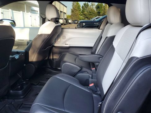 Used 2025 Toyota Sienna XSE FWD image 10