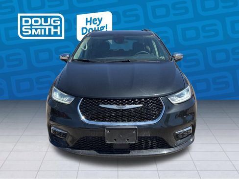 Used 2023 Chrysler Pacifica Limited FWD image 8