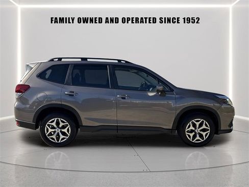 Used 2023 Subaru Forester Premium image 6