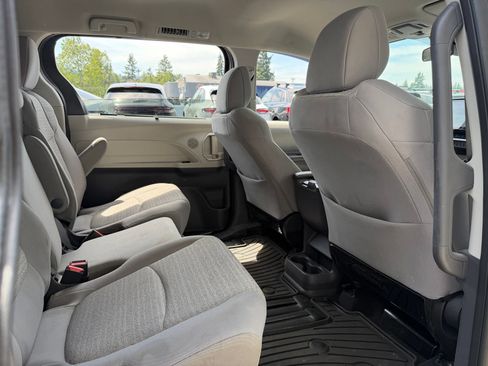Used 2023 Toyota Sienna LE FWD image 18