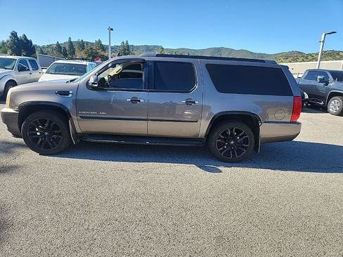 Used 2013 Cadillac Escalade ESV Luxury AWD/4WD image 2
