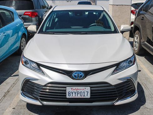 Used 2022 Toyota Camry XLE FWD image 3