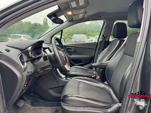 Used 2019 Chevrolet Trax LT w/ LT Convenience Package image 24