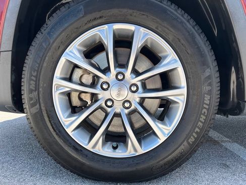 Used 2019 Jeep Cherokee Latitude Plus AWD/4WD image 12