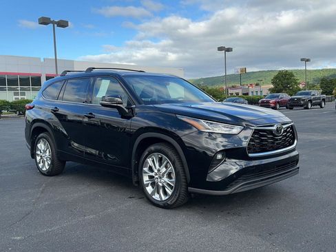 Used 2022 Toyota Highlander Limited AWD/4WD image 3
