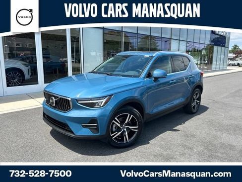 Used 2025 Volvo XC40 B5 Core AWD/4WD image 1