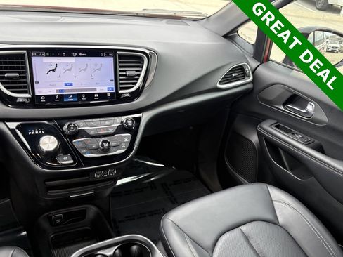 Used 2025 Chrysler Pacifica Select image 13