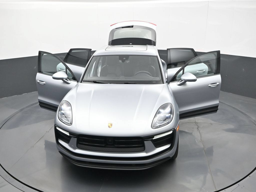 Certified 2025 Porsche Macan AWD/4WD image 30