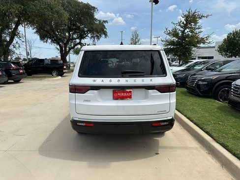 Used 2024 Jeep Wagoneer Series II w/ Flexible Seating Group RWD image 7