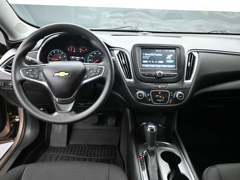Used 2018 Chevrolet Malibu LT FWD image 11