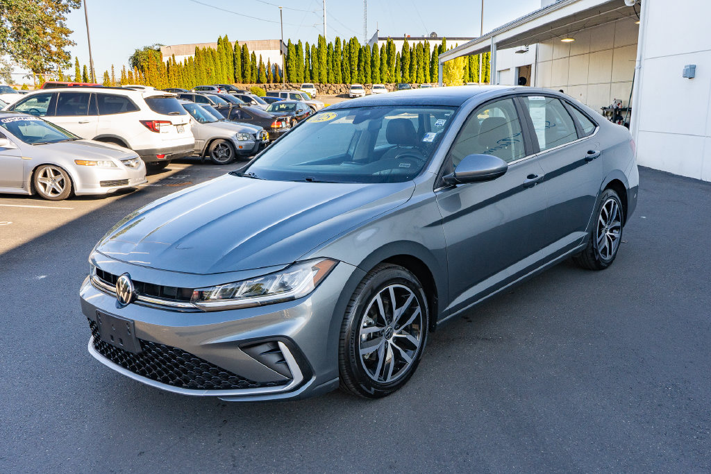 Used 2025 Volkswagen Jetta SE FWD image 6