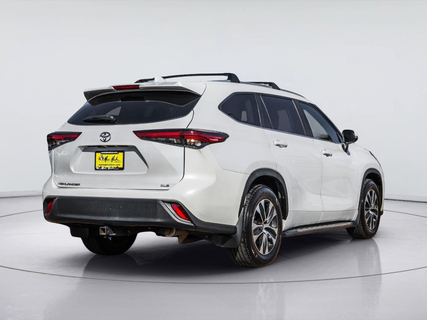 Used 2023 Toyota Highlander XLE FWD image 11