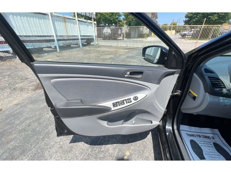 Used 2016 Hyundai Accent SE FWD image 14