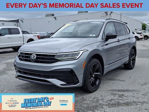 Used 2024 Volkswagen Tiguan SE R-Line AWD/4WD image 4