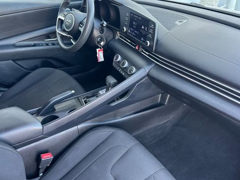 Used 2022 Hyundai Elantra SE FWD image 15