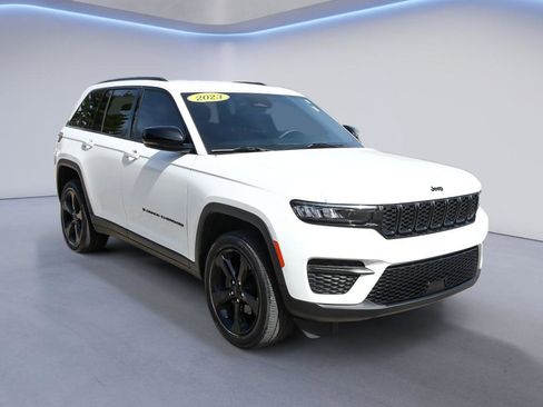 Used 2023 Jeep Grand Cherokee Altitude image 9