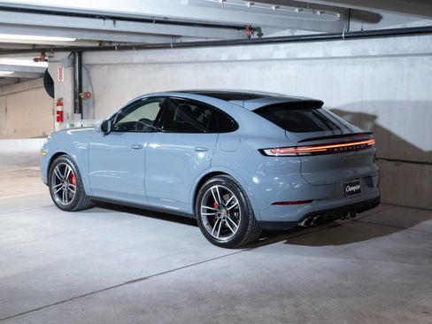 Certified 2024 Porsche Cayenne Turbo AWD/4WD image 3