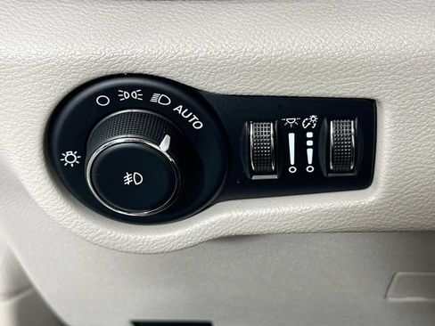 Used 2023 Chrysler Pacifica Touring-L FWD image 24