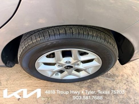 Certified 2025 Kia Soul LX w/ LX Technology Package FWD image 6