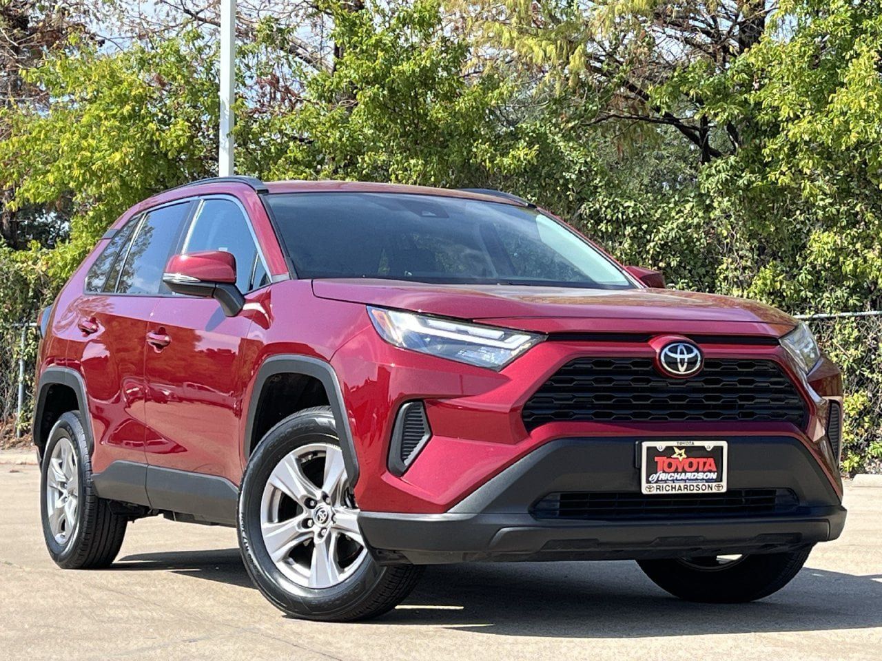 Used 2025 Toyota RAV4 XLE AWD/4WD image 2