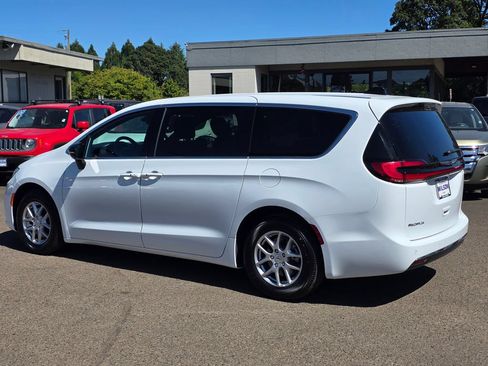 Used 2025 Chrysler Pacifica Select FWD image 31