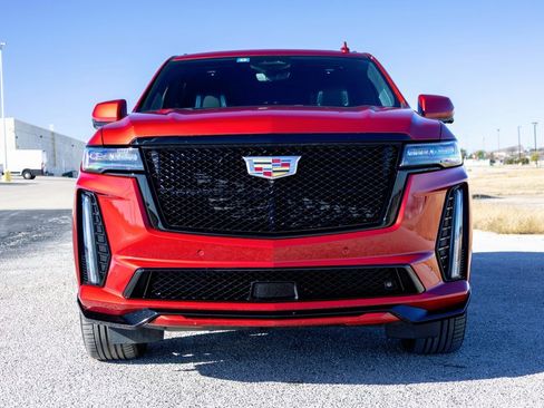 Used 2023 Cadillac Escalade ESV V image 2