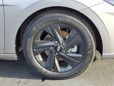 Used 2023 Hyundai Elantra SEL image 11