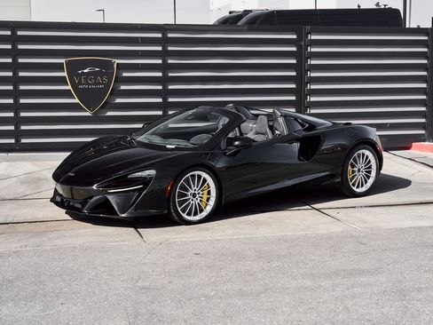 Used 2025 McLaren Artura Spider image 17
