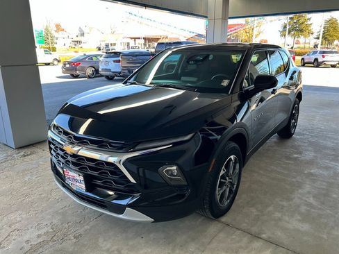 Used 2025 Chevrolet Blazer LT image 2