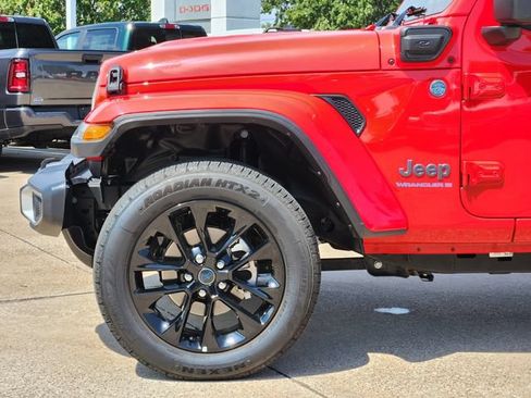 Used 2025 Jeep Wrangler Unlimited Sahara w/ Safety Group AWD/4WD image 9