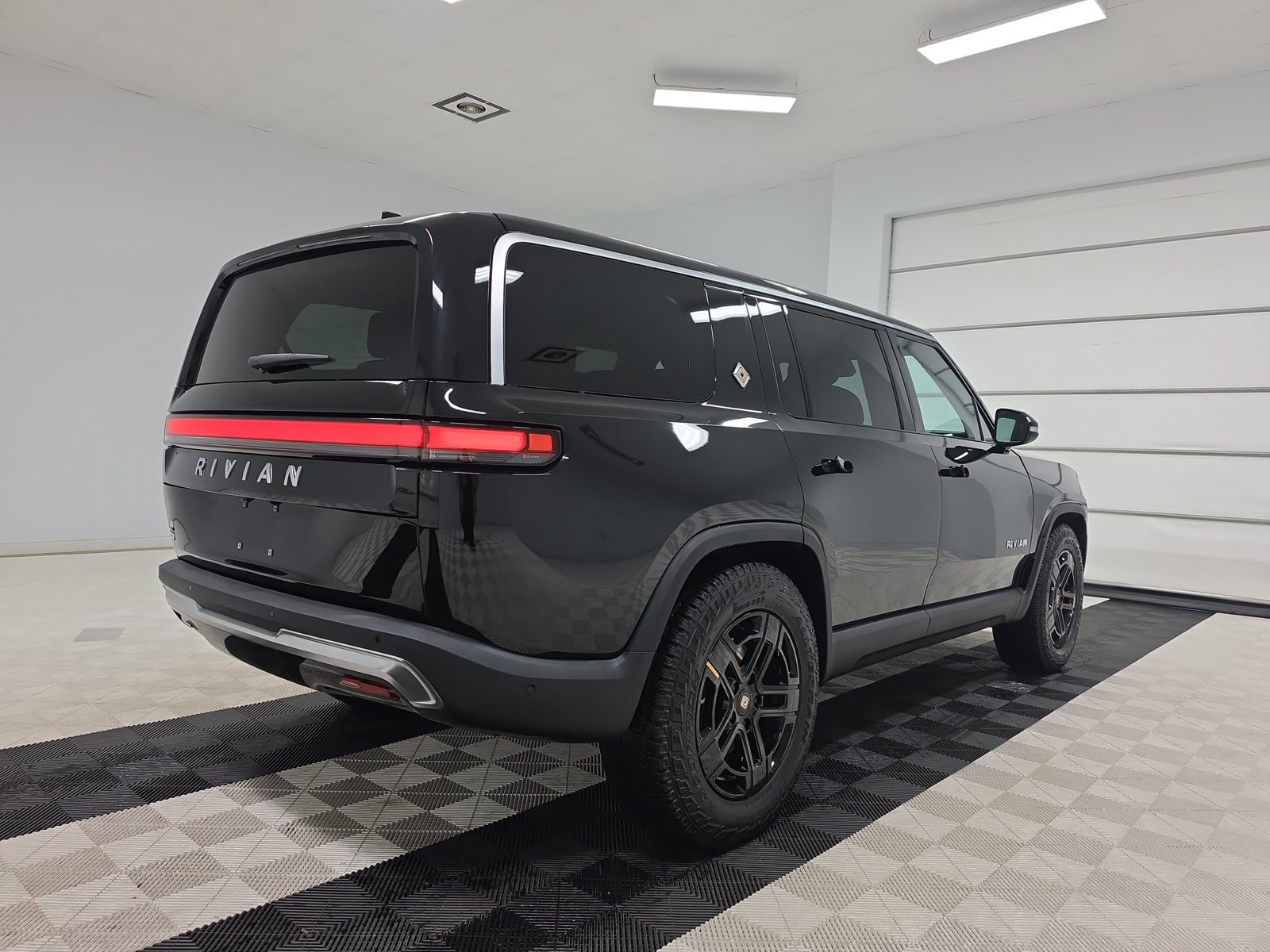 Used 2023 Rivian R1S Adventure Dual AWD/4WD image 5