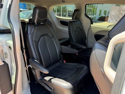 Used 2023 Chrysler Pacifica Touring-L FWD image 21