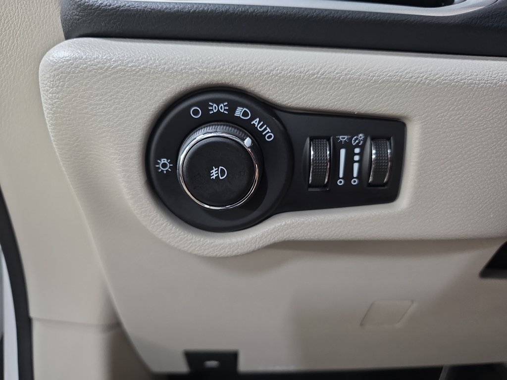 Used 2023 Chrysler Pacifica Touring-L FWD image 27