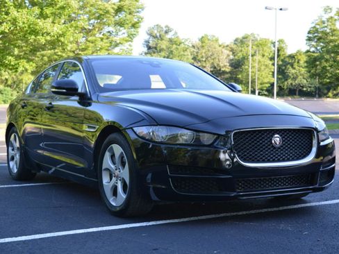 Used 2017 Jaguar XE RWD image 3
