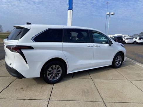 Used 2024 Toyota Sienna LE image 11