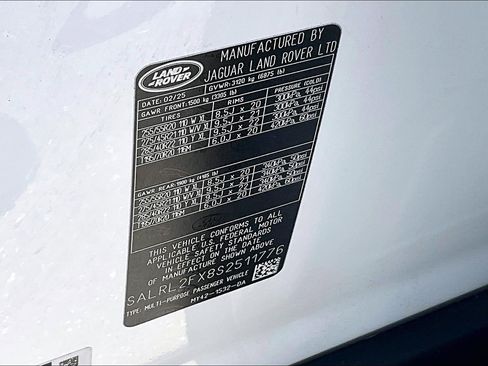 Used 2025 Land Rover Discovery Dynamic SE AWD/4WD image 32