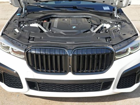 Used 2022 BMW 740i w/ M Sport Package RWD image 8