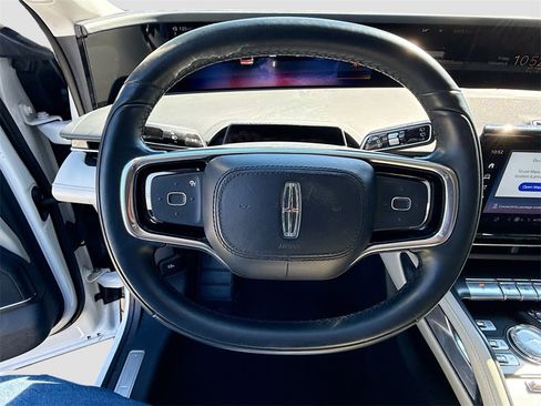 Used 2024 Lincoln Nautilus Reserve image 12