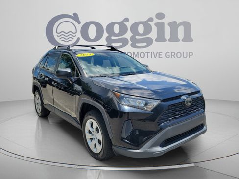 Used 2019 Toyota RAV4 LE FWD image 4