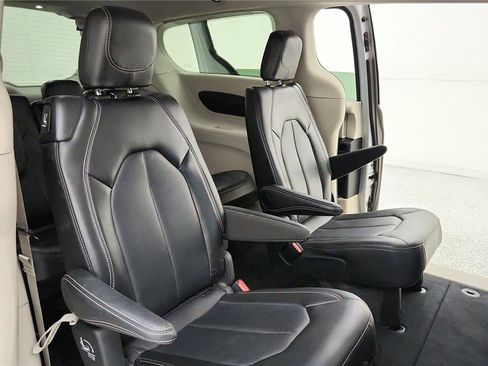 Used 2024 Chrysler Pacifica Touring-L FWD image 38