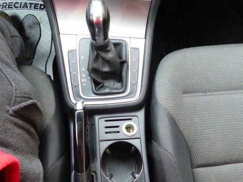 Used 2016 Volkswagen Golf SE image 34