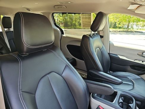 Used 2023 Chrysler Pacifica Touring-L FWD image 10