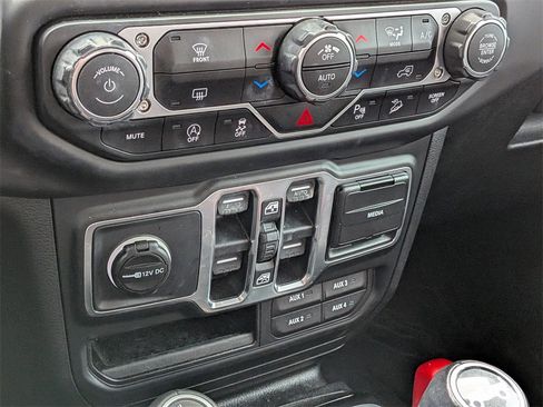 Used 2018 Jeep Wrangler Unlimited Sahara image 15