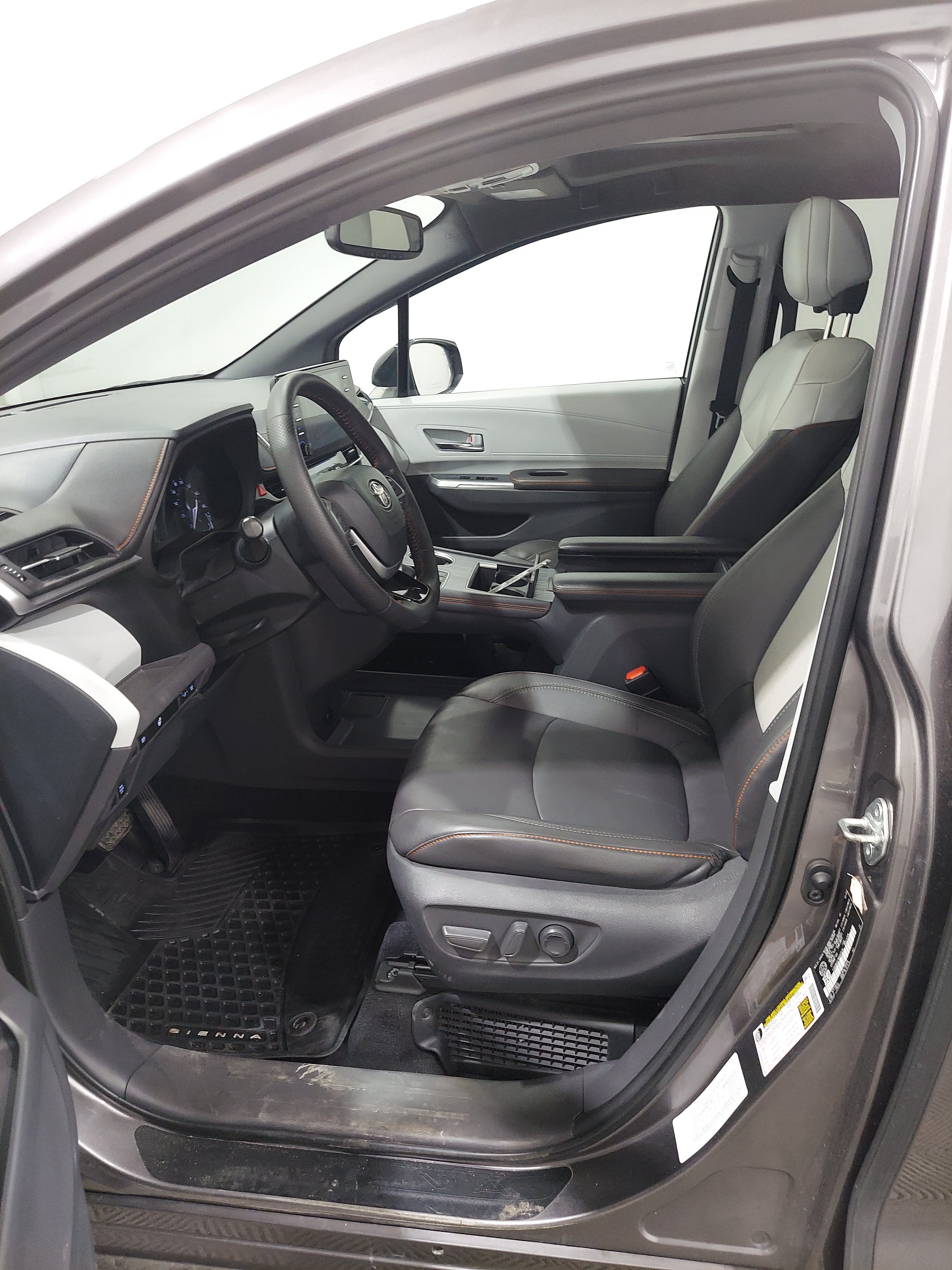 Used 2021 Toyota Sienna XSE FWD image 11