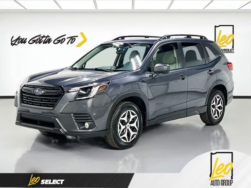 Used 2023 Subaru Forester Premium image 1