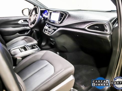 Used 2022 Chrysler Pacifica Touring image 29