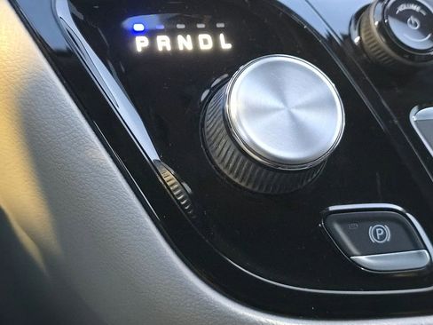 Used 2022 Chrysler Pacifica Touring-L image 29