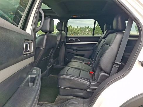 Used 2017 Ford Explorer XLT w/ Equipment Group 202A AWD/4WD image 10