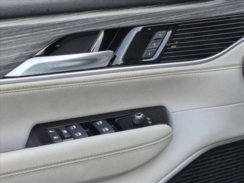 Used 2024 Jeep Wagoneer L Series II RWD image 11